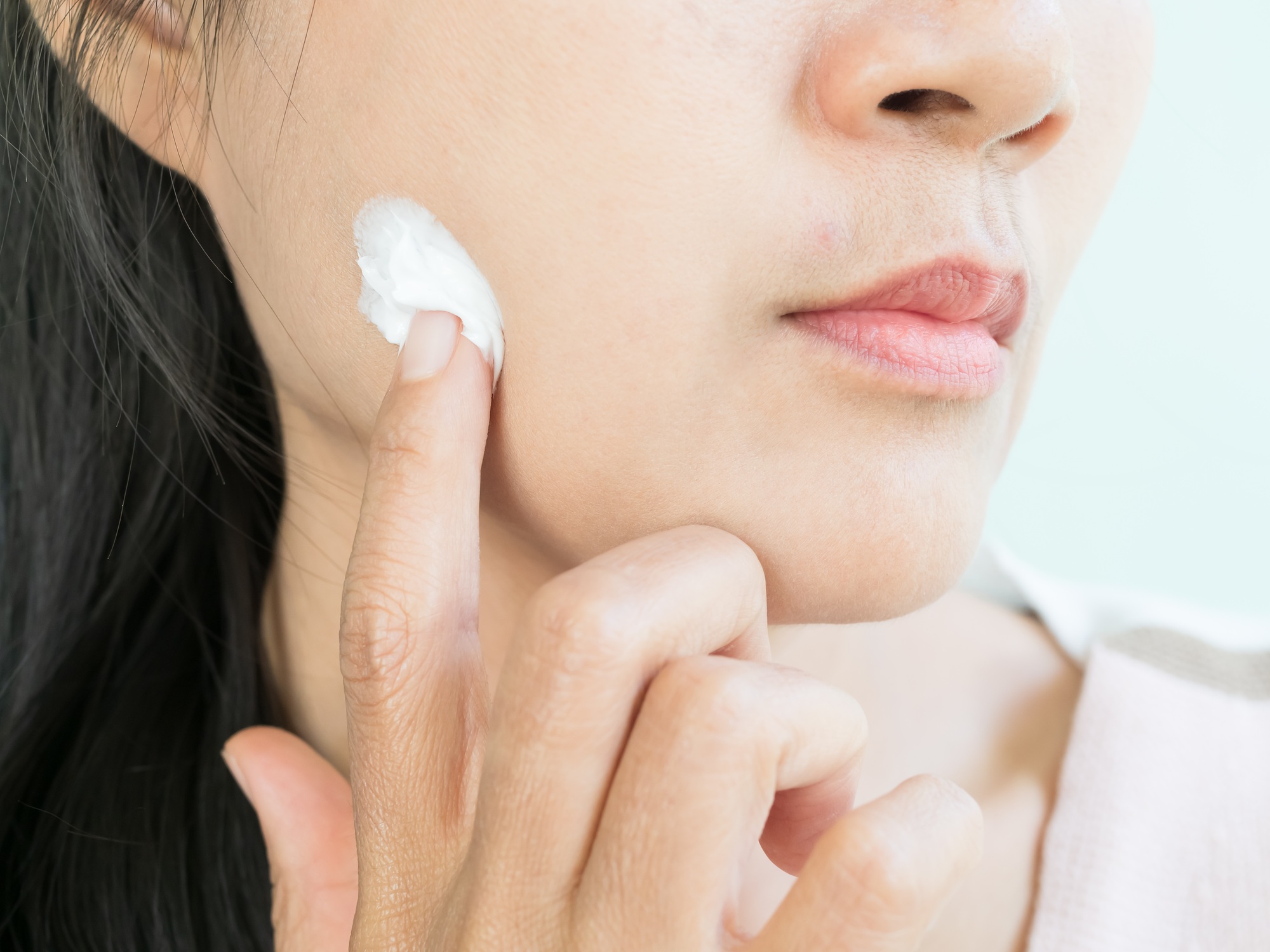Woman Apply Skin Cream Face Skincare Sunscreen cosmetic Beauty