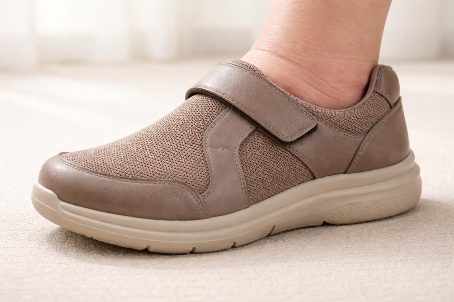 découvrez nos conseils pour choisir les chaussures idéales pour un pied enflé, alliant confort optimal et largeur adaptée pour un bien-être assuré.