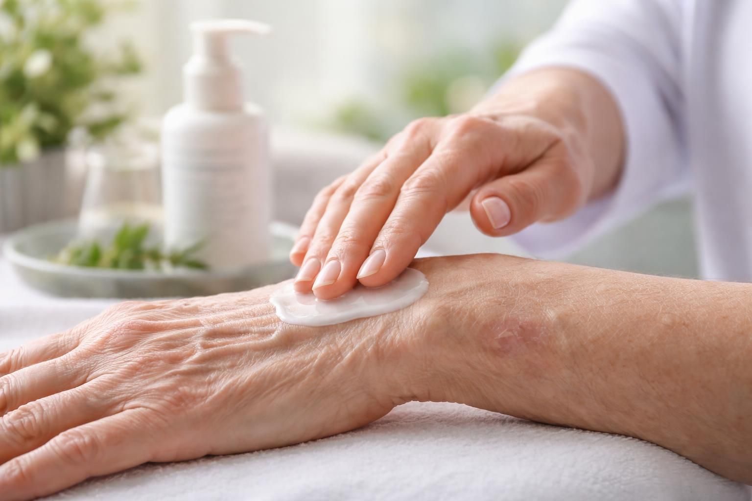 découvrez nos soins spécialisés pour la dermatoporose afin de renforcer et protéger la peau fine et fragile, pour une meilleure santé cutanée au quotidien.
